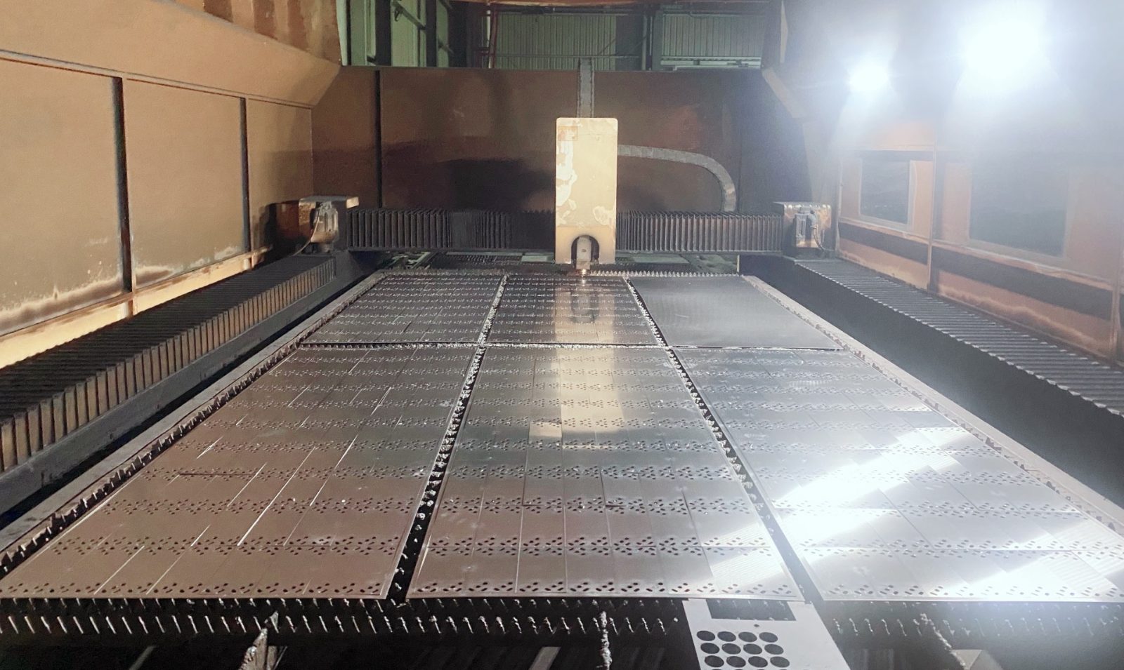 Laser cutting bay